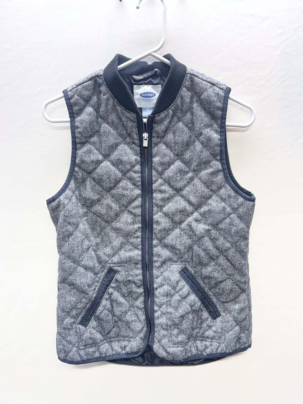 Old Navy Quilted Herringbone Vest Size XS Gray Zip Up